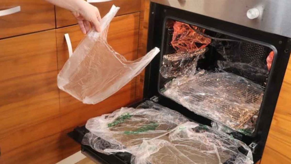 L'astuce de génie pour nettoyer votre four avec des sacs en plastique : comment ça marche ?